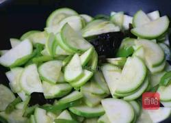 西葫芦鸡蛋黑木耳的做法图解6