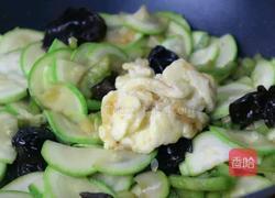 西葫芦鸡蛋黑木耳的做法图解8
