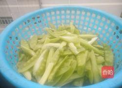 西芹荷兰豆炒腊肉的做法图解2