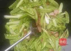 西芹荷兰豆炒腊肉的做法图解4