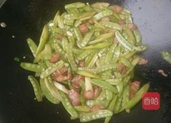 西芹荷兰豆炒腊肉的做法图解6