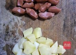 孜然土豆炒脆皮肠的做法图解2