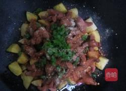 孜然土豆炒脆皮肠的做法图解5