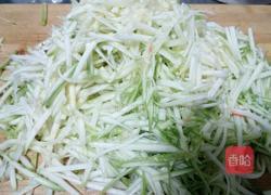 猪肉西葫芦锅贴的做法图解2