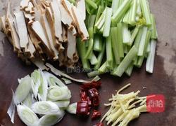 芹菜炒豆干的做法图解2