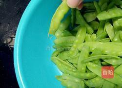 荷兰豆炒腊肠的做法图解2