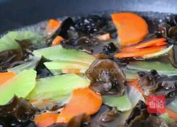 鸡蛋木耳炒青笋的做法图解2