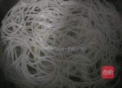 黄豆芽炒粉的做法图解3