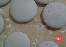 Illustration of making glutinous rice pancakes with bean paste filling 7