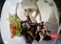 香菇豆腐炖青菜的做法图解2