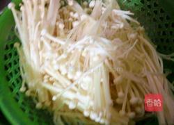 金针菇炒油豆腐的做法图解1