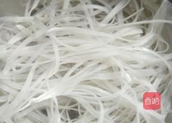 东北菜小鸡炖蘑菇粉条的做法图解1