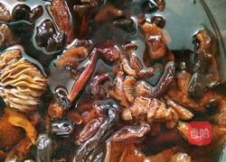 东北菜小鸡炖蘑菇粉条的做法图解2