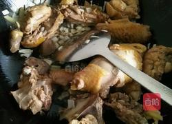 东北菜小鸡炖蘑菇粉条的做法图解3