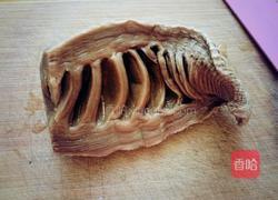 干竹笋炒蒜苗的做法图解2