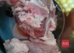 玉米排骨汤的做法图解2