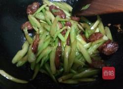 腊肠炒芹菜的做法图解6