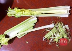 西芹炒鱿鱼的做法图解4