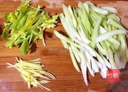 西芹炒鱿鱼的做法图解5