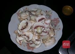蘑菇炒鸡蛋的做法图解3