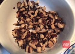 香菇鸡腿肉焖饭的做法图解1