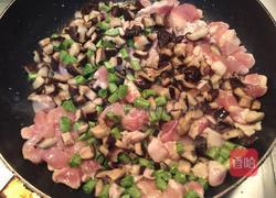 香菇鸡腿肉焖饭的做法图解6