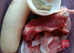 白萝卜大骨头汤的做法图解1