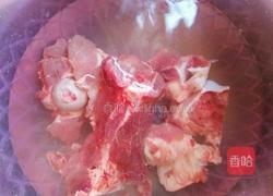 白萝卜大骨头汤的做法图解2