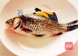 鲫鱼豆腐海鲜菇汤的做法图解1
