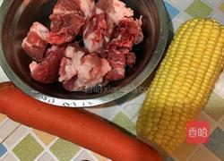 胡萝卜玉米排骨汤的做法图解1