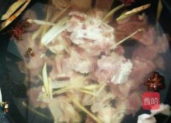 白萝卜玉米排骨汤的做法图解4