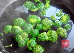 西蓝花拌银耳的做法图解4