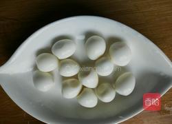 韭菜炒鸭血鹌鹑蛋的做法图解1