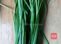 韭菜炒鸭血鹌鹑蛋的做法图解2