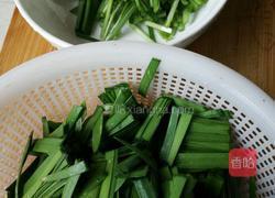 韭菜炒鸭血鹌鹑蛋的做法图解3