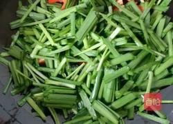 韭菜炒鸭血鹌鹑蛋的做法图解7