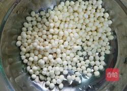 芡实百合枸杞银耳汤的做法图解1