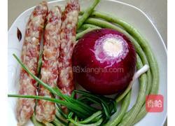 电饭煲腊肠饭的做法图解1