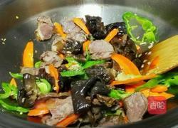 胡萝卜黑木耳炒牛肉的做法图解5