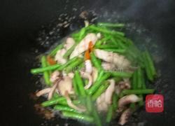 鲜鱿鱼炒长豆的做法图解2
