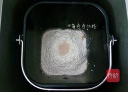 毛毛虫豆沙面包的做法图解2