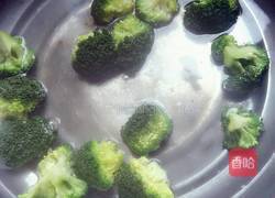 西兰花炒木耳的做法图解4