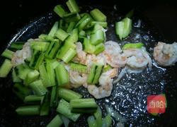 火龙果炒虾仁的做法图解3