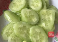 猪舌炒黄瓜的做法图解1