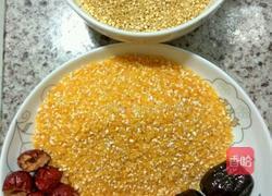 玉米渣小米粥的做法图解1