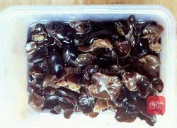 西兰花炒木耳的做法图解1