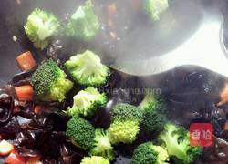 西兰花炒木耳的做法图解8