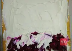 Illustration of how to make dragon fruit cream cake roll 14