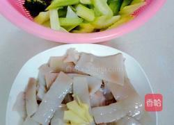 鱿鱼炒西芹的做法图解1