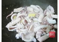 鱿鱼炒西芹的做法图解2